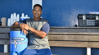 Illustration for article titled Who Is The Blurry Guy In This Photo, And Why Did Manny Ramirez Steal His Pants? The Long Baseball Life Of "The Machete"